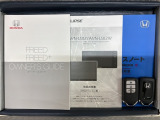 スマートキーは鍵をバッグに入れたままでもドアロックの開閉やエンジンのON・OFFができます。夜間や雨の日も鍵を探さなくて良いので便利です。