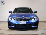 【BMWの伝統-1】BMWの特徴的な&ldquo;キドニーグリル&rdquo;は、80年以上続く伝統の形でございます。変わらないこだわりのデザインが、プレミアムブランド&ldquo;BMW&rdquo;を創り出します。