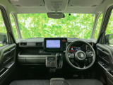 運転席からの視界は広く、運転操作もスムーズに行えます。長距離ドライブでも疲れにくい、快適な空間です。