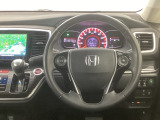 【ハンドル】運転にかかわる様々な操作を安全に行えるように視点移動が少なく操作性に配慮されたスイッチ類が凝縮されたコックピットです。