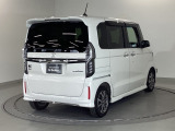スライドドアは通常のドアに比べて、車のボディーに対し平行に開閉し、開けてもスペースを取りません。出入り口が大きいドアはお子様のいるご家庭はもちろん、混んだ駐車場でも大活躍です!