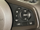 ハンドルにHondaセンシング系のクルーズコントロールやレーンキープアシストなどの操作スイッチが装備されています。ハンドルから手を離さず安全に操作できます。