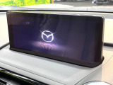 【8.8インチマツダコネクト】車内の雰囲気にマッチした大型のディスプレイ。スマホ接続でのナビ使用やBluetooth再生等、様々な機能が楽しめます。直感的なダイヤル操作が可能で、使い勝手も良好です。