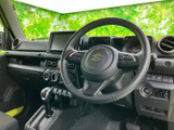 運転席からの視界は広く、運転操作もスムーズ。快適なドライビングをサポートする空間です。
