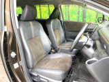 運転席まわりには十分なスペースがあり、大柄な方でもゆったり運転していただける環境です。