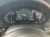 視認性の高いメーター類が、運転に必要な情報を的確に伝えます。落ち着いたデザインで、運転に集中できる空間です。