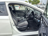 広々とした室内空間が魅力です。ドライバーもゆったりとくつろげる、快適な運転席を実現しています。