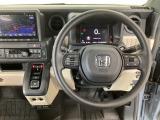 【ハンドル】運転にかかわる様々な操作を安全に行えるように視点移動が少なく操作性に配慮されたスイッチ類が凝縮されたコックピットです。
