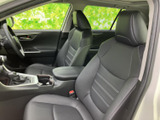 運転席からの視界は広く、運転操作もスムーズに行えます。快適なドライビングポジションで、安全運転をサポートします。上質な素材が心地よさを演出します。