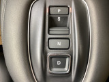エレクトリックギアセレクターは、指先で扱えるシンプルな操作系で、ボタンを押すだけで前進や後退を切り替えられます。レバーを動かす必要がなく、初めての方でも迷わず使えるのが特徴です。