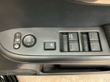 電動格納式リモコンドアミラーと、パワーウィンドウスイッチ等は運転席ドアにあります。