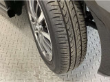 安全に走行するためには空気圧の確認をはじめ溝の深さ、ひび割れの等の点検が必要です。点検時に交換が必要と判断した場合は交換いたします。