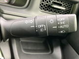 操作しやすいウインカーレバーは、スムーズな合図操作を可能にします。安全運転に欠かせない機能です。