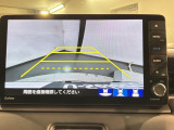 リバースギアに入れるだけで後方の表示へ切り替わります。夜間や雨の日の駐車も楽になりますよ。