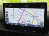 高精細な地図表示で、正確なナビゲーションを実現。渋滞情報や道路状況をリアルタイムに把握し、スムーズな移動をサポートします。運転に集中できる安心感があります。