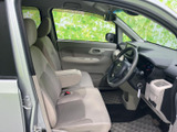 広々とした室内空間は、ドライバーにも快適な運転環境を提供。シートの質感も良く、長時間のドライブでも疲れにくいでしょう。