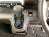 足元スッキリ、インパネシフトです。パーキングブレーキは電子制御パーキングブレーキタイプなので、運転席と助手席の間がスッキリしています。