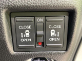 【両側パワースライドドア】スマートキーや運転席のスイッチで後席両側スライドドアの開閉が可能♪電動だから力を入れてドアを開ける必要が無く、小さなお子様でも簡単に開け閉めでき快適です♪