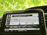 鮮明な地図表示で、目的地までスムーズに案内。渋滞情報も確認できるので、効率的なルート選択に役立ちます。安全運転をサポートする機能も充実です。