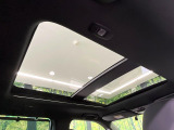 【大型サンルーフ】車内の解放感が一気に上がる大型のパノラマルーフ!季節を問わず開放的で快適なドライブをお楽しみいただけます。流通量も少なく希少価値の高い人気の装備です♪