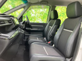 運転席周りはシンプルで使いやすく、操作性に優れています。長時間の運転でも疲れにくい設計です。