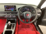 【ハンドル】運転にかかわる様々な操作を安全に行えるように視点移動が少なく操作性に配慮されたスイッチ類が凝縮されたコックピットです。