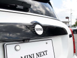 ボディ同色のMINIエンブレム。細部まで拘り抜いた一台