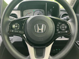 握りやすいステアリングは、長距離運転でも疲れにくい設計です。操作性にも優れており、快適なドライビングをサポートします。