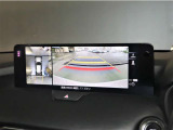 オプション装着の360&deg;ビューモニターでは、両サイドとフロント、バックカメラの合成で、あたかも上空から見下ろした様に周囲を確認して頂けます。駐車場だけでなく、T字路等でも活躍のアイテムです。