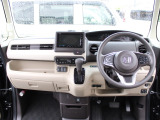 操作性に優れた運転席となります!小物入れや各ボタンの配置にこだわり、使いやすいです!座り心地もよく視認性も良好なのでロングドライブもお任せ下さい!