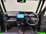 360&deg;UV&IRカット機能ガラス採用。見易い計器類と運転し易いレイアウトのドライビングポジションは、極細Aピラーの採用で視角も少なく前方&左右の見切りが良く安心して運転できます