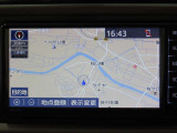 純正ナビを装備。タッチパネル式で使いやすく、お出かけもラクラクです。