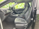 運転席周りは、操作性に優れたデザイン。スムーズなドライビングをサポートします。直感的に操作できる配置で、運転に集中できます。