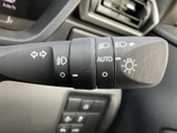 操作しやすいウインカーレバーは、スムーズな車線変更をサポート。オートリターン機能も搭載されており、安全運転に貢献します。