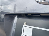 【バックカメラ】後退時に車両後方の映像をモニターに映す機能。目視できない死角を確認でき、衝突事故を防ぎます。駐車が苦手な方だけでなく全てのドライバーに必須の安全装備です。