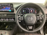 【ハンドル】運転にかかわる様々な操作を安全に行えるように視点移動が少なく操作性に配慮されたスイッチ類が凝縮されたコックピットです。