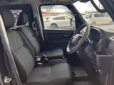 落ち着いた色合いのシートが、車内を上品に演出。座り心地も良く、長距離運転でも疲れにくいのが魅力です。快適なドライブを楽しめます。