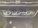 運転席・助手席、それぞれで温度調節が可能なオートエアコンです。シートヒーター付きなので、寒い日も快適です。