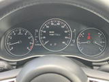 視認性の高いメーターで、速度やエンジン回転数などを確認しやすく、運転に集中できます。