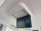 【フリップダウンモニター】大画面モニターで後席でもエンタメをお楽しみいただけます。小さなお子様にも大人気の装備です♪