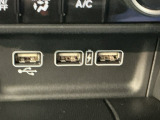 USBチャージャー搭載。スマートフォンやタブレット端末などの充電にとても便利です。