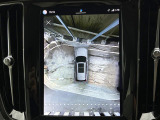 【360&deg;ビューカメラ】4台の高解像度カメラで360度の鳥瞰図を表示。隣の車や壁、死角にある障害物などを画面で確認できるため、狭いスペースでの駐車・出入りも安心です。
