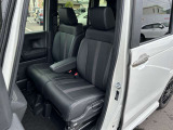助手席と運転席はゆったりと座れるベンチシートタイプになっています。
