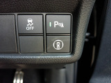 パーキングセンサーや横滑りを防ぐVSA等のスイッチ類は運転席の右側、手の届きやすい位置にあります。