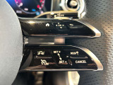ステアリングボタンは、使いやすいデザインでございます。ステアリング付近のレバーや、ステアリングボタンで追従機能の操作も可能でございます。