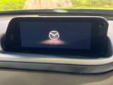 【8.8インチマツダコネクト】車内の雰囲気にマッチした大型のディスプレイ。スマホ接続でのナビ使用やBluetooth再生等、様々な機能が楽しめます。直感的なダイヤル操作が可能で、使い勝手も良好です。