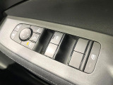 【電動格納ミラー】サイドミラーは電動格納式となっており、狭い駐車場でもキズがつくリスクを抑えられます。
