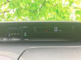 視認性の高いメーター類が配置され、運転に必要な情報を一目で確認できます。洗練されたデザインが、運転をより楽しく演出します。