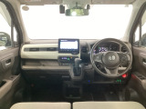 【前方視界】開放的な前方視界!運転がしやすく疲れにくいです♪窓が大きく、見通しがとっても良いおクルマですよ♪
