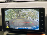 後方確認をサポートするカメラ映像が、運転の安全性を高めます。狭い場所でも安心して駐車できます。